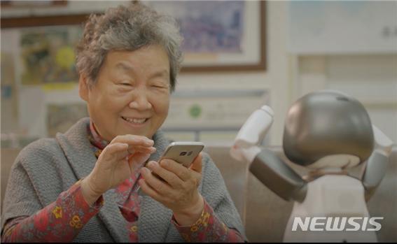 [서울=뉴시스] 교육용 로봇을 활용한 스마트폰 학습 모습. (사진=서울시 제공) 2020.10.11.photo@newsis.com 