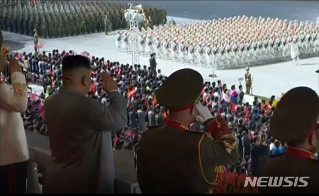 [서울=뉴시스] 박진희 기자 = 북한 조선중앙TV가 10일 오후 노동당 창건 75주년 경축 열병식을 방송하고 있다. (사진= 조선중앙TV 캡처) 2020.10.10.photo@newsis.com