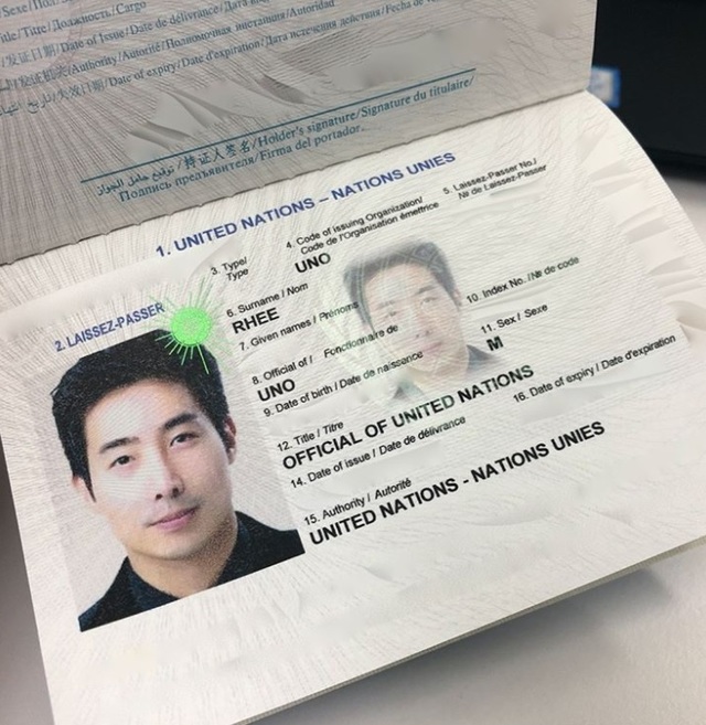 [서울=뉴시스] 이근 대위가 공개한 UN 여권 (사진 = 이근 SNS) 2020.10.12. photo@newsis.com