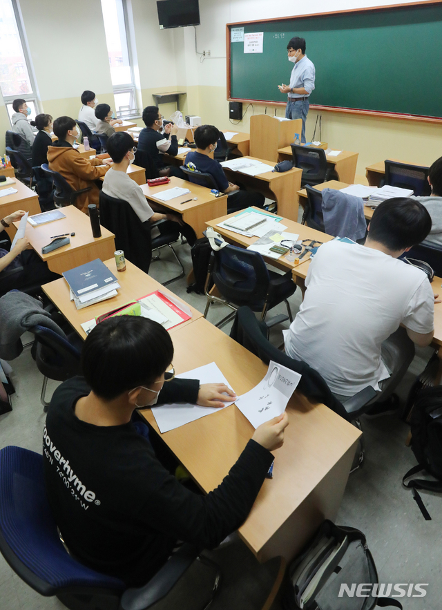 [서울=뉴시스]배훈식 기자 = 사회적 거리두기 1단계로 조정된 12일 오전 서울 강남구 종로학원 강남본원에서 마스크를 쓴 수험생들이 학원으로 등원해 강의를 듣고 있다. 2020.10.12. dahora83@newsis.com