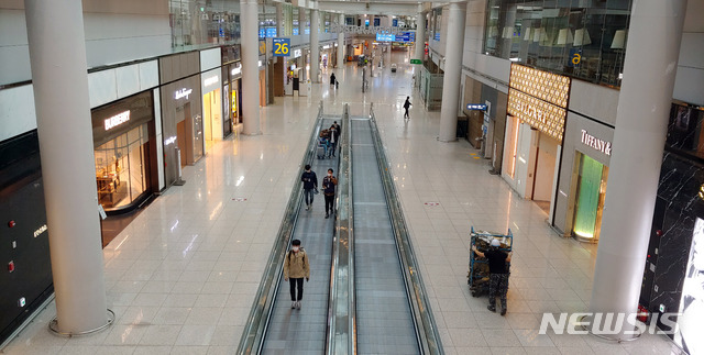 [인천공항=뉴시스]홍찬선 기자 = 올 두차례나 유찰됐던 인천공항 제1여객터미널의 신규 면세 사업자에 대한 가격 입찰 마감을 하루 앞둔 12일 인천공항 면세구역이 한산한 모습을 보이고 있다. 2020.10.12.mania@newsis.com