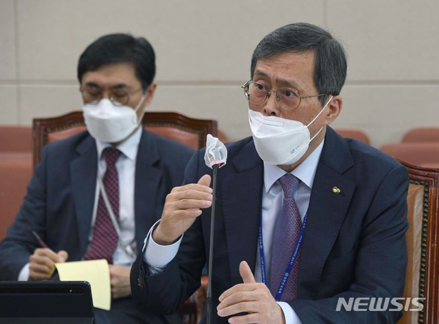 [서울=뉴시스]최동준 기자 = 정재훈 한국수력원자력 사장이 12일 서울 여의도 국회에서 열린 국회 과학기술정보방송통신위원회의 원자력안전위원회, 한국수력원자력 등 원자력 관련 기관에 대한 국정감사에 출석해 의원들의 질의에 답변하고 있다. (공동취재사진) 2020.10.12. photo@newsis.com