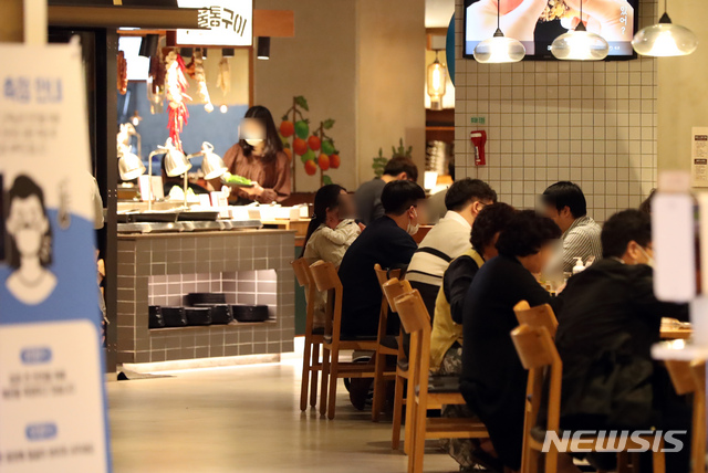 [서울=뉴시스] 고승민 기자 = 정부가 코로나19 확산 방지를 위한 사회적 거리두기 2단계를 1단계로 조정한 12일 서울의 한 뷔페 식당을 찾은 시민들이 점심 식사를 하고 있다. 2020.10.12.kkssmm99@newsis.com