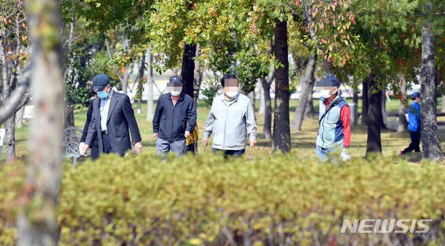 [광주=뉴시스] 노인들이 야외공원에서 산책을 하고 있다. photo@newsis.com