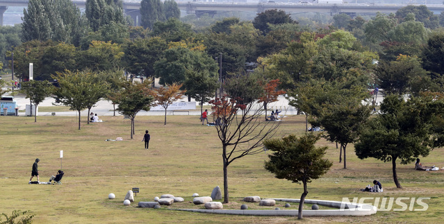 [서울=뉴시스]최진석 기자 = 지난달 서울의 한 한강공원 광장에서 시민들이 휴식을 취하고 있다. <기사 내용과 직접적인 연관은 없습니다.> 2020.10.12.myjs@newsis.com
