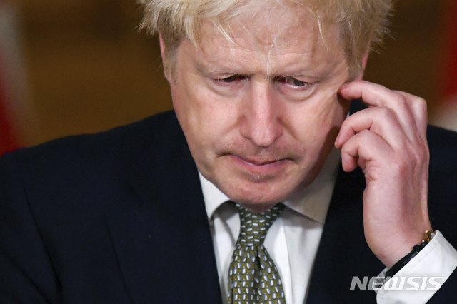 [런던=AP/뉴시스]보리스 존슨 영국 총리가 지난 12일(현지시간) 런던 다우닝가에서 코로나19 브리핑을 하고 있다. 2020.10.13.