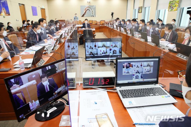 [서울=뉴시스]최동준 기자 = 13일 국회 과학기술정보방송통신위원회에서 정보통신산업진흥원·한국인터넷진흥원·한국방송통신전파진흥원 등에 대한 국정감사가 영상으로 진행되고 있다. (공동취재사진) 2020.10.13.  photo@newsis.com