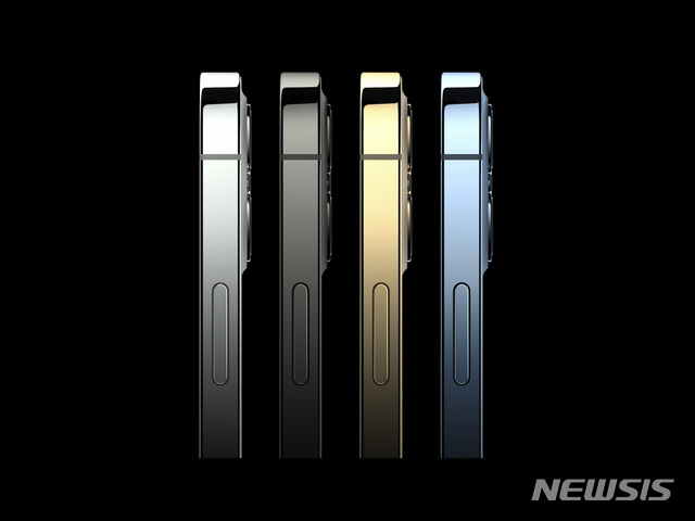 [쿠퍼티노=AP/뉴시스]애플이 13일(현지시간) 4가지 색상의 아이폰12 프로이미지를 공개했다. 애플은 자사의 첫 5세대 이동통신(5G) 스마트폰 '아이폰12' 시리즈를 공개했으며 아이폰12와 12프로는 23일부터, 미니와 프로 맥스는 11월 13일에 출시되는 것으로 알려졌다. 2020.10.14.