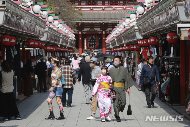 [도쿄=AP/뉴시스]지난 14일 일본 수도 도쿄의 아사쿠사 거리를 마스크를 착용한 시민들이 걷고 있다. 2020.10.14.