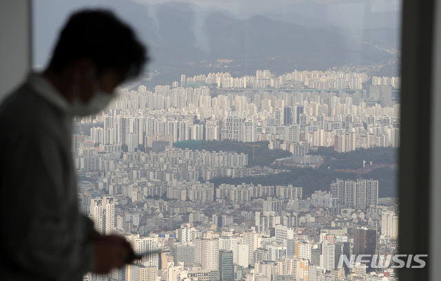 [서울=뉴시스] 박미소 기자 = 홍남기 경제부총리가 제8차 부동산시장 점검 관계장관회의에서 임대차법 시행 이후 진행되고 있는 전세난을 시인한 가운데 14일 오후 서울 송파구 롯데월드타워 서울스카이에서 서울 시내의 아파트가 보이고 있다. 2020.10.14.  misocamera@newsis.com