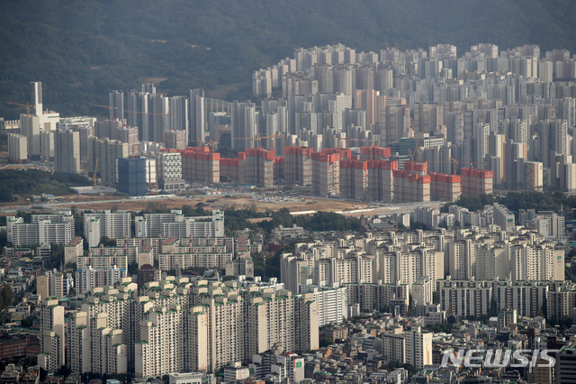 [서울=뉴시스] 박미소 기자 = 홍남기 경제부총리가 제8차 부동산시장 점검 관계장관회의에서 임대차법 시행 이후 진행되고 있는 전세난을 시인한 가운데 14일 오후 서울 송파구 롯데월드타워 서울스카이에서 서울 시내의 아파트가 보이고 있다. 2020.10.14. misocamera@newsis.com