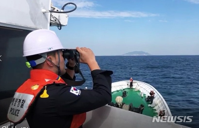 [제주=뉴시스] 해양경찰이 제주 해상에서 망원경을 이용해 바다를 바라보고 있다. 위 사진은 기사와 관계없음. (사진= 뉴시스 DB) 