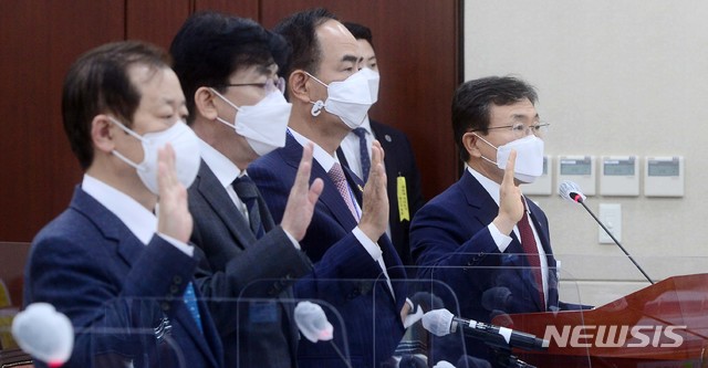 [서울=뉴시스] 김선웅 기자 = 정기현(왼쪽 두번째) 국립중앙의료원장이 15일 서울 여의도 국회에서 열린 보건복지위원회 국정감사에 출석해 증인선서를 하고 있다. (공동취재사진) 2020.10.15. photo@newsis.com