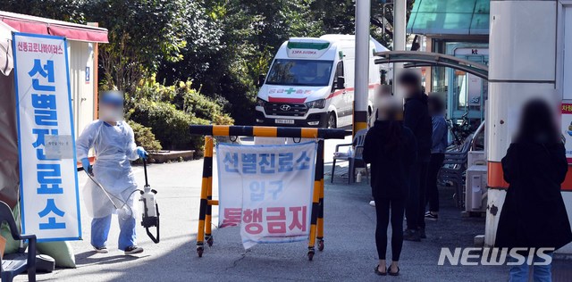 [부산=뉴시스] 하경민 기자 = 부산 북구의 한 요양병원에서 신종 코로나바이러스 감염증(코로나19) 확진자가 무더기로 나온 가운데 15일 오전 북구보건소 선별진료소를 찾은 시민들이 코로나19 진단검사를 받기 위해 차례를 기다리고 있다. 2020.10.15. yulnetphoto@newsis.com