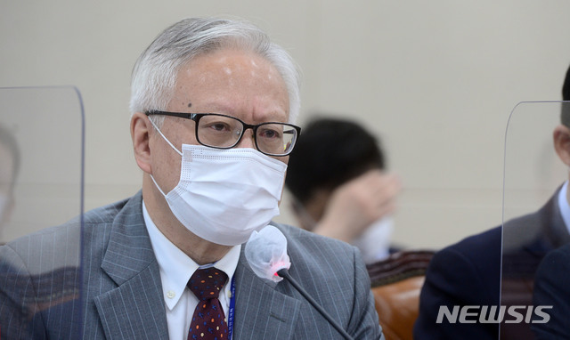 [서울=뉴시스] 김선웅 기자 = 이윤성 한국보건의료인국가시험원(국시원) 원장이 15일 서울 여의도 국회에서 열린 보건복지위원회의 한국보건산업진흥원 대한 국정감사에 출석해 의원들의 질의에 답변하고 있다. (공동취재사진) 2020.10.15. photo@newsis.com