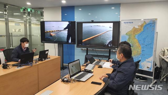 [서울=뉴시스] 해양환경공단이 실시간 방제대응 태세를 점검하고 있는 모습.