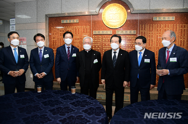 [창원=뉴시스] 16일 부산대학교에서 열린 부마민주항쟁 41주년 기념식에 참석한 차정인(왼쪽부터) 부산대 총장, 김종철 정의당 대표, 김경수 경남도지사, 송기인 부마재단 이사장, 정세균 국무총리, 허성무 창원시장, 박재규 경남대 총장 등이 환담하고 있다.(사진=경남도 제공) 2020.10.16. photo@newsis.com