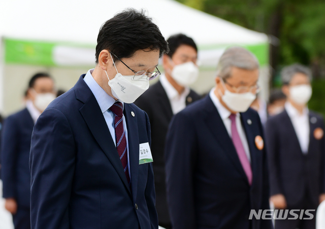 [창원=뉴시스] 16일 부산대학교에서 열린 부마민주항쟁 41주년 기념식에 참석한 김경수 경남도지사가 묵념을 하고 있다.(사진=경남도 제공) 2020.10.16. photo@newsis.com