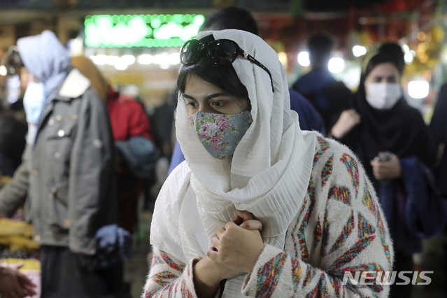 [테헤란=AP/뉴시스] 이란 테헤란의 한 시장에서 여성이 마스크를 착용한 채 물건을 구경하고 있다. 2020.11.16