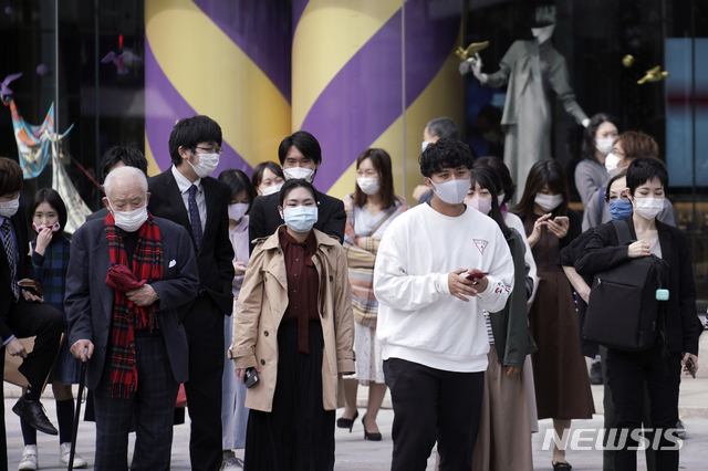 [도쿄=AP/뉴시스]16일 일본 수도 도쿄의 긴자 거리를 신종 코로나바이러스 감염증(코로나19) 예방을 위해 마스크를 착용한 시민들이 걷고 있다. 2020.10.16.