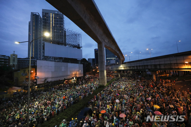 [방콕=AP/뉴시스] 태국 주요 도시에서는 군주제 개혁과 총리 퇴진 요구를 주장하는 시위가 계속됐다. 사진은 17일 밤 방콕의 도로를 행진하는 시위대의 모습. 2020.10.18.
