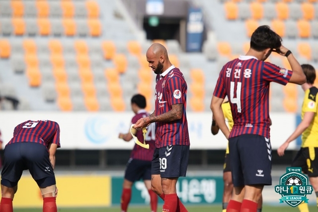 [서울=뉴시스] 프로축구 K리그2 수원FC가 선두 탈환에 실패했다. (사진=프로축구연맹)