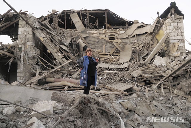 [스테파나케르트(나고르노-카라바흐)=AP/뉴시스]아제르바이잔으로부터 분리 독립을 주장하고 있는 나고르노-카라바흐의 스테파나케르트에서 17일(현지시간) 한 여성이 아제르바이잔의 포격을 받아 파괴된 자신의 집 잔해 더미 위에 서 있다. 아르메니아와 아제르바이잔은 18일 자정(현지시간)을 기해 나고르노-카라바흐를 둘러싼 분쟁에서 새로운 휴전에 돌입한다고 발표했다. 양국은 1주일 전에도 러시아의 중재로 휴전에 합의했었지만 곧바로 깨졌었다. 2020.10.18