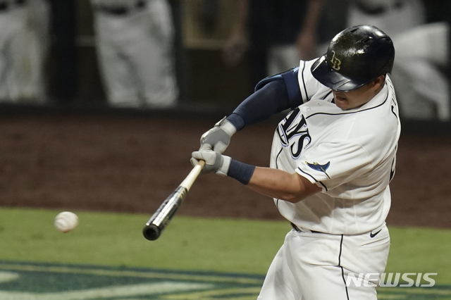 Tampa Bay Rays&#039; Ji-Man Choi hits a single against the Houston Astros during the sixth inning in Game 7 of a baseball American League Championship Series, Saturday, Oct. 17, 2020, in San Diego. (AP Photo/Gregory Bull)