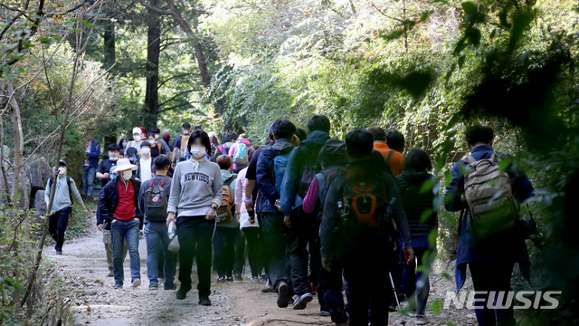 신종 코로나바이러스 감염증(코로나19)으로 인한 사회적 거리두기 1단계 완화 후 첫 주말인 18일 오전 서울 서초구 청계산 등산로에서 등산객들이 산을 오르고 있다.