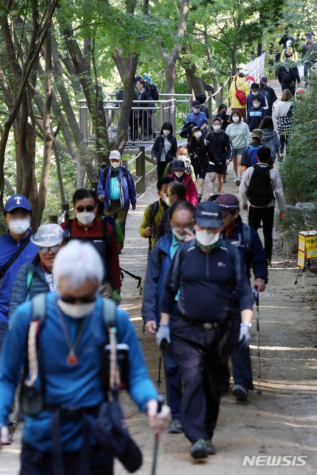 신종 코로나바이러스 감염증(코로나19)으로 인한 사회적 거리두기 1단계 완화 후 첫 주말인 18일 오전 서울 서초구 청계산 등산로에서 등산객들이 산을 오르고 있다.