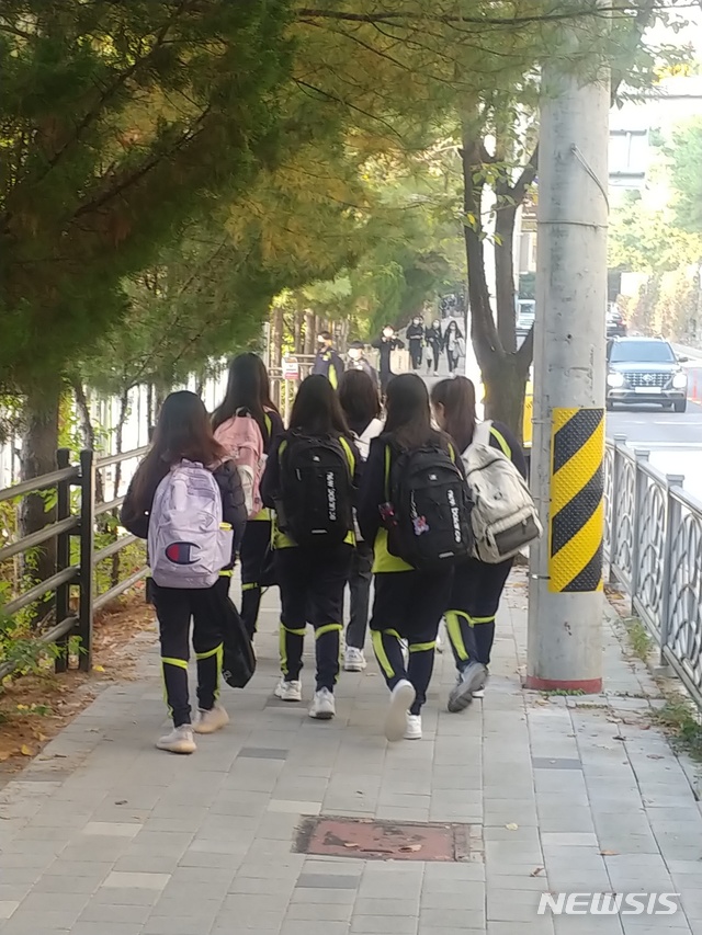 【수원=뉴시스】 경기 용인시의 한 중학교 학생들이 등교하고 있다. (사진=안형철 기자) 