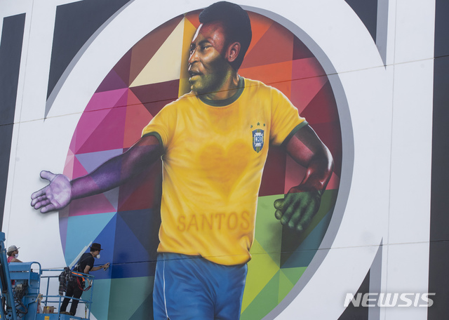 [산투스=AP/뉴시스]브라질의 한 거리 화가가 18일(현지시간) 브라질 해안도시 산투스에서 80번째 생일을 맞는 축구 전설 펠레에 헌정하는 벽화를 마무리 작업하고 있다. 펠레의 실제 생일은 10월 23일이다. 2020.10.19.