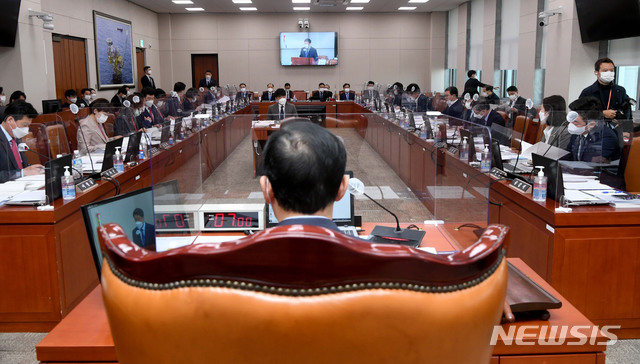 [서울=뉴시스] 김진아 기자 = 김학도 중소벤처기업진흥공단 이사장이 19일 서울 여의도 국회에서 열린 산업통상자원중소벤처기업위원회의 중소벤처기업진흥공단 등에 대한 국정감사에서 업무보고를 하고 있다. (공동취재사진) 2020.10.19. photo@newsis.com