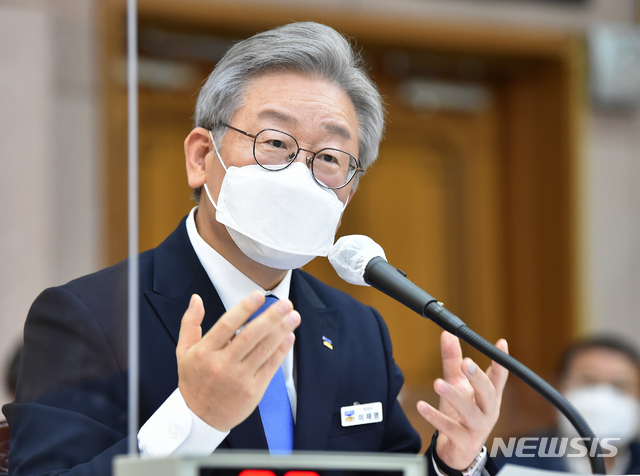 [수원=뉴시스] 김종택기자 = 이재명 경기도지사가 19일 경기도 수원시 팔달구 경기도청에서 열린 국회 행정안전위원회의 경기도에 대한 국정감사에서 의원 질의에 답변하고 있다. 2020.10.19. jtk@newsis.com