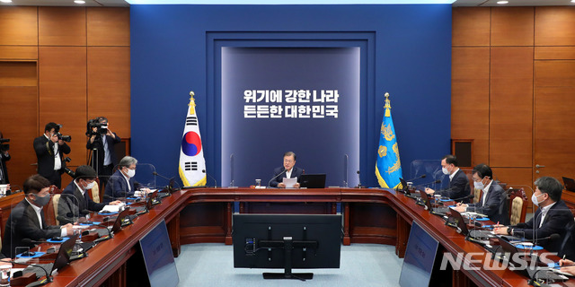 [서울=뉴시스]추상철 기자 =문재인 대통령이 19일 오후 청와대 여민관에서 열린 수석·보좌관 회의를 주재하고 있다. 2020.10.19.  scchoo@newsis.com