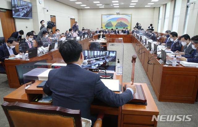 [서울=뉴시스] 김선웅 기자 = 19일 서울 여의도 국회에서 열린 정무위원회의 경제.인문사회연구회 등에 대한 국정감사가 서울-세종 간 화상회의로 진행되고 있다. (공동취재사진) 2020.10.19. photo@newsis.com