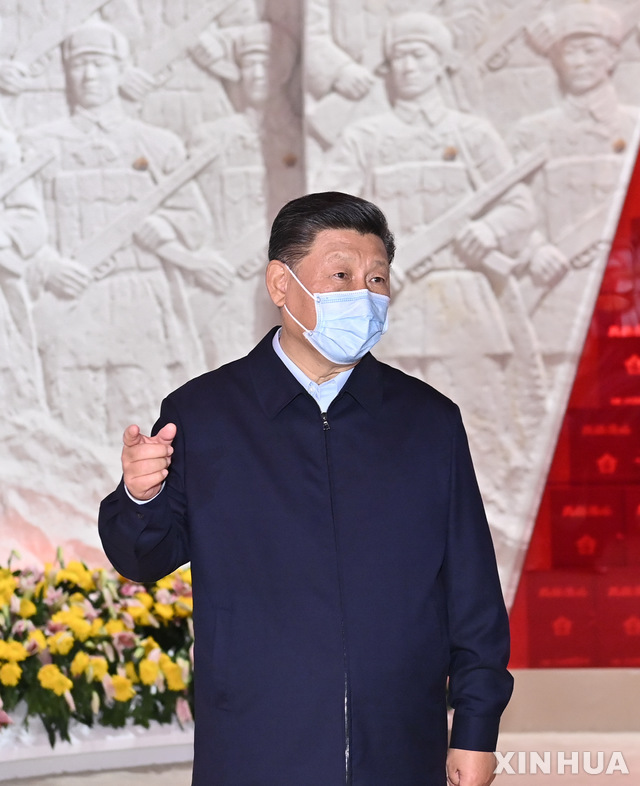 [베이징=신화/뉴시스] 중국 시진핑 국가주석이 지난 19일 베이징의 중국인민혁명군사박물관에서 열린 '항미원조 70주년 전시회'를 관람하면서 연설하고 있다. 202010.23