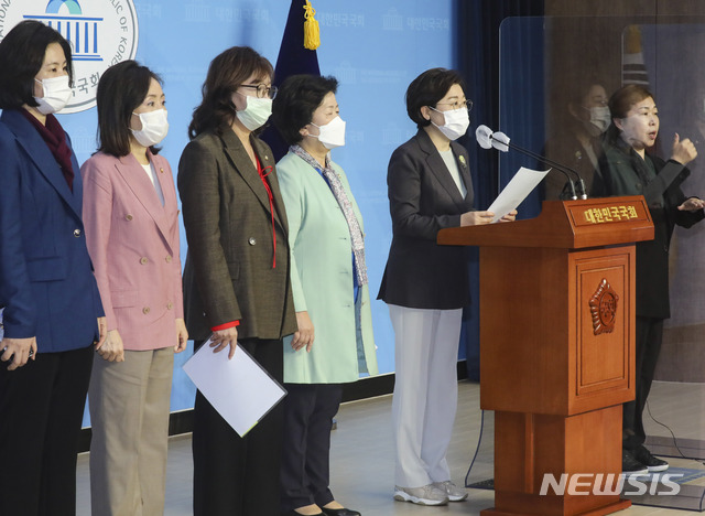 [서울=뉴시스]김선웅 기자 = 김정재 의원을 비롯한 국민의힘 국회 여성가족위원회 위원들이 기자회견을 열고 국회 여가위 국정감사의 증인·참고인 채택 관련 입장을 밝히고 있다. 이날 위원들은 정의기억연대 횡령사건, 박원순·오거돈 사건 관련자에 대한 증인·참고인 채택을 촉구했다. (공동취재사진) 2020.10.20. photo@newsis.com