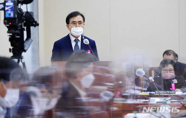 [서울=뉴시스] 전진환 기자 = 강순희 근로복지공단 이사장이 20일 서울 여의도 국회에서 열린 환경노동위원회 근로복지공단, 한국산업안전보건공단 등에 대한 국정감사에서 인사말을 하고 있다. (공동취재사진) 2020.10.20. photo@newsis.com