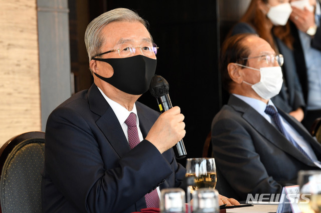 [서울=뉴시스]김진아 기자 = 김종인 국민의힘 비상대책위원장이 20일 오전 서울 영등포구 여의도 CCMM빌딩의 한 식당에서 열린 상임고문단 회의에 참석해 인사말을 하고 있다.(공동취재사진) 2020.10.20.photo@newsis.com