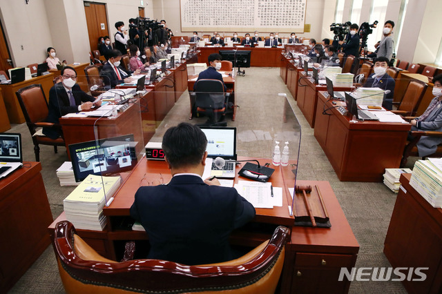 [서울=뉴시스] 김진아 기자 = 20일 오전 서울 여의도 국회에서 법제사법위원회의 서울고법·수원고법과 산하 법원들에 대한 국정감사가 열리고 있다. (공동취재사진) 2020.10.20.   photo@newsis.com