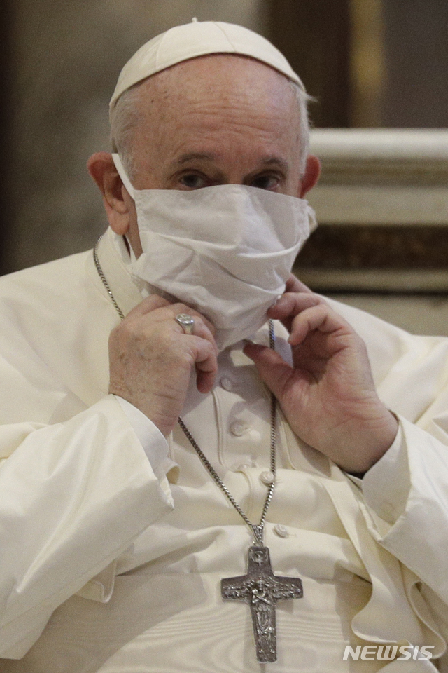 [로마=AP/뉴시스]마스크를 쓴 프란치스코 교황. 2020.10.20.