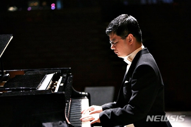 [서울=뉴시스] 시각장애인 피아니스트 이재혁씨. (사진=서울시 제공) 2020.10.22. photo@newsis.com