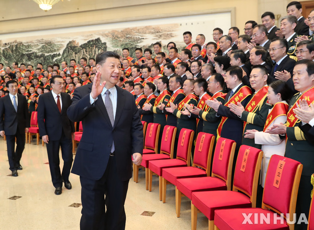 [베이징=신화/뉴시스]시진핑 중국 국가주석이 작년 10월 20일 중국 베이징에서 군민연대 활성화에 이바지한 공로로 상을 받는 모범단체 및 개인들과 만나 인사를 나누고 있다. 2020.10.21. 
