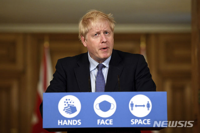 [런던=AP/뉴시스]보리스 존슨 영국 총리가 지난 20일(현지시간) 런던 다우닝가 총리관저에서 코로나19  관련 브리핑을 하고 있다. 2020.11.01
