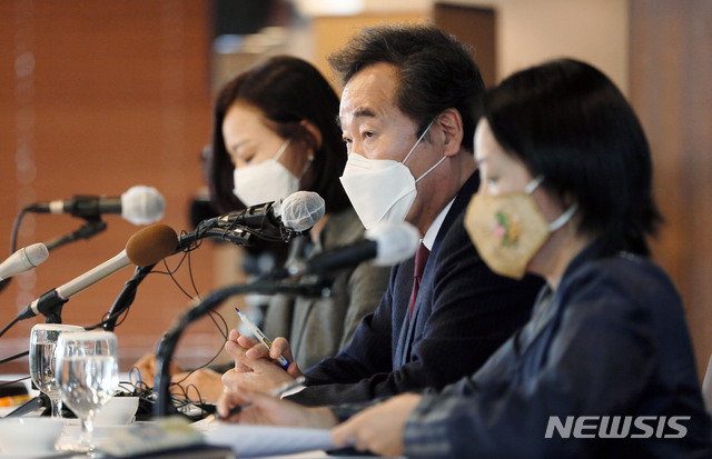 [서울=뉴시스] 국회사진기자단 = 이낙연 더불어민주당 대표가 21일 오후 서울 중구 프레스센터에서 열린 외신기자클럽 초청 간담회에 참석해 질문에 답변하고 있다. 2020.10.21.  photo@newsis.com