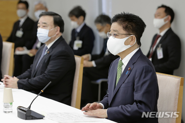 [도쿄=AP/뉴시스]가토 가쓰노부(加藤勝信) 일본 관방장관(오른쪽)이 21일 도쿄 총리실에서 일본의 핵연료 재처리공장이 있는 아오모리(靑森)현 지사(사진에는 보이지 않음)와 회담하고 있다. 일본 정부는 이미 보유하고 있는 막대한 플루토늄 비축량만으로도 핵연료로 소비하는데 충분하다는 국제사회의 우려에도 불구, 사용후 핵연료에서 플루토늄을 추출하는 핵연료 재활용 프로그램을 계속 추진할 것이라고 이날 밝혔다. 왼쪽은 가지야마 히로시(梶山弘志) 2020.10.21경제통상산업상.