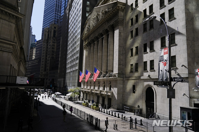 [뉴욕=AP/뉴시스]지난 14일 뉴욕 시민들이 뉴욕 증권거래소(NYSE) 앞을 지나가고 있다. 2020.10.22