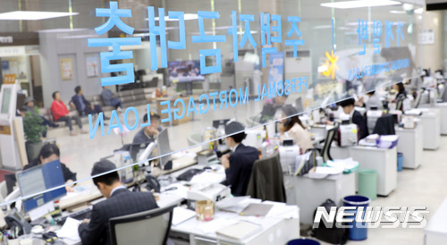 [서울=뉴시스] 은행 대출 창구. (사진=뉴시스 DB) 2020.10.22. photo@newsis.com