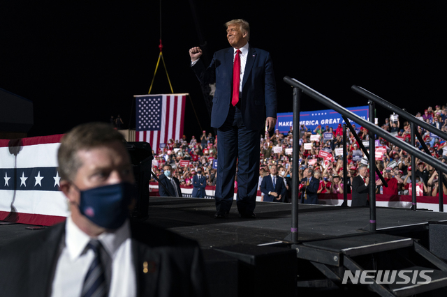 [가스토니아=AP/뉴시스]도널드 트럼프 미국 대통령이 21일(현지시간) 노스캐롤라이나 가스토니아에서 선거 운동을 하는 모습. 2020.10.22.